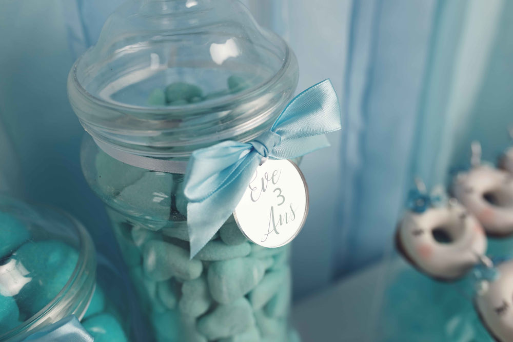 macarons qui ont servi pour les cadeaux invités et les décorations bonbonnières
